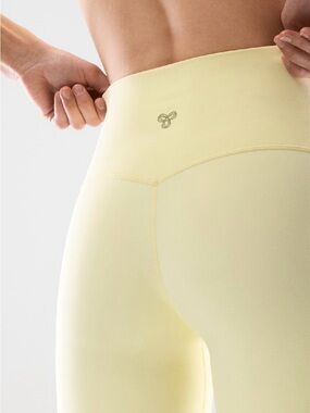 NEW, TNA Aritzia Butter Women’s Cheeky Pocket 7” Yellow Shorts Butter HI-Rise